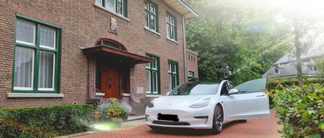 Tesla Model 3 wit